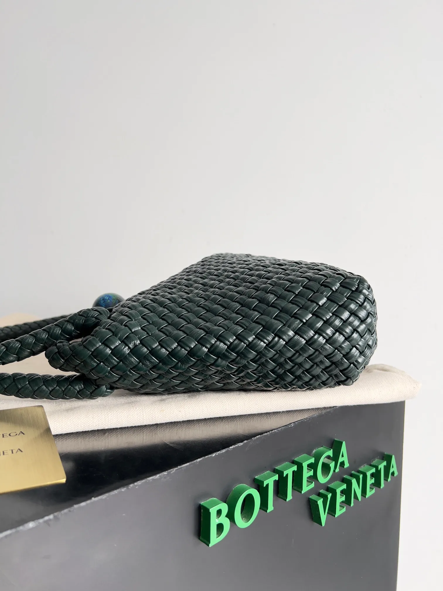 Batch 5960 BV collectible small woven handbags are really YYDS!! Bottega Veneta’s most classic small woven handbags are back! ! We use the highest quality leather with the highest craftsmanship❤️ to create the most expensive works. We have created the original Intrecciato leather weaving process❤️ This unique traditional exclusive leather weaving method has not only become our logo but also reflects the time-consuming and labor-intensive craftsmanship of our products❤️ The new TOSCA handbag must be a selection worth collecting🆕⚠️⚠️Babies, malachite can be sold separately and can be assembled by yourself Style number: 716974 Size: 27*9*18cm
